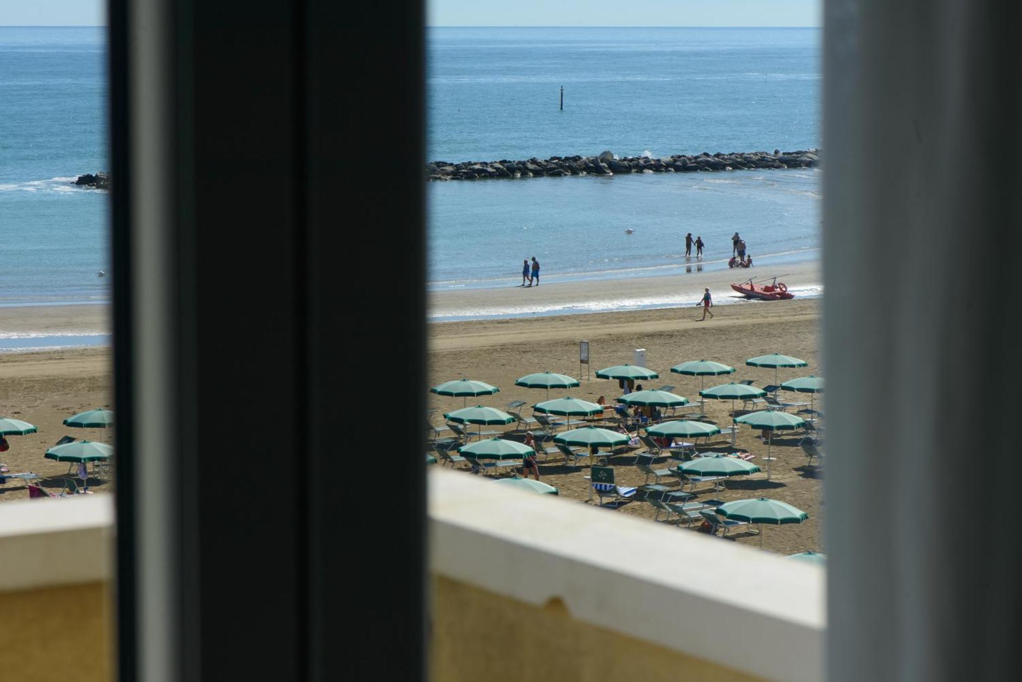 Nautic Beach Hotel Rimini Exteriör bild